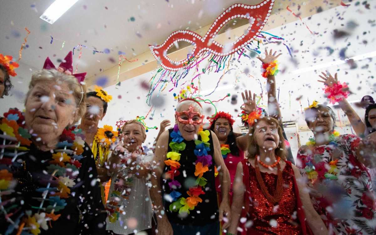 Centro de Atendimento para Pessoa Idosa com Alzheimer e Familiares &ndash; Centro Dia Synval Santos &ndash; promove Baile de Carnaval para usu&aacute;rios