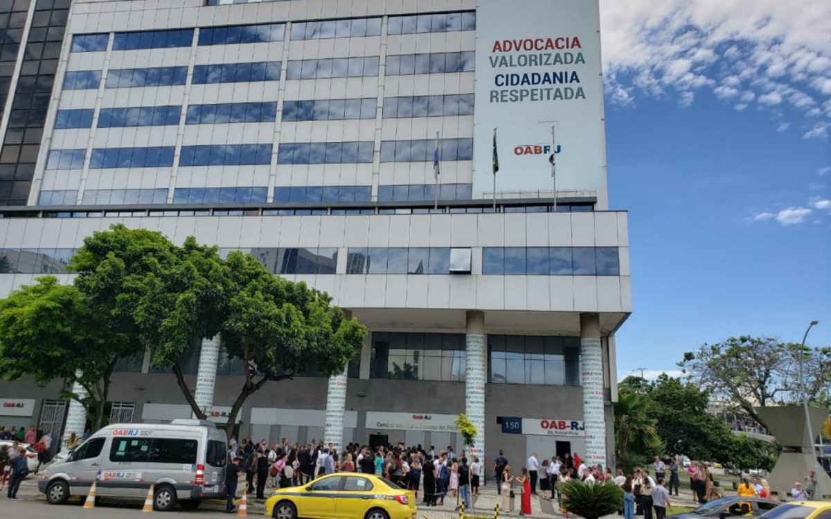 Pr&eacute;dio sede da OAB na Marechal C&acirc;mara, 150, no Centro, foi evacuado por amea&ccedil;a de bomba