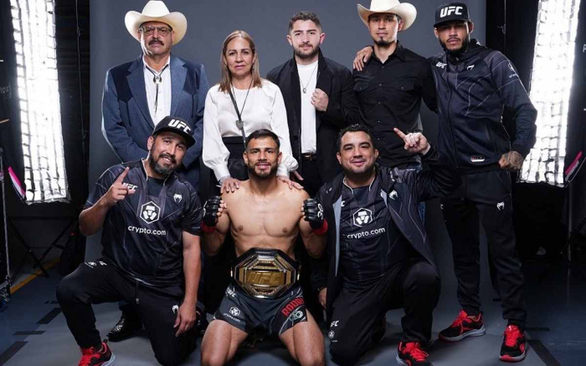 Yair Rodriguez comemora conquista de t&iacute;tulo no UFC 284