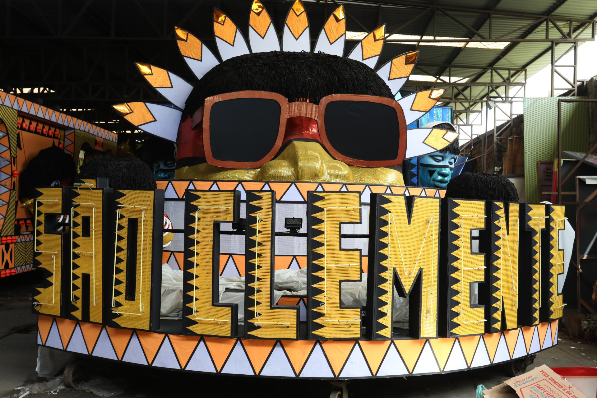 Preparativos pro Carnaval 2023 no barracão da São Clemente. - Pedro Ivo/ Agência O Dia