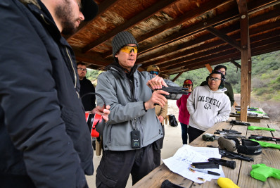 Asiáticos recorrem a armas para se defender da violência e do racismo nos EUA