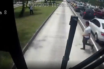 Homem é atropelado por BRT na Barra da Tijuca