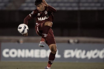 Lanús cede, e Botafogo encaminha contratação de lateral-direito