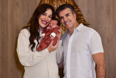 Claudia Raia e Jarbas Homem de Melo deixam a maternidade com o filho