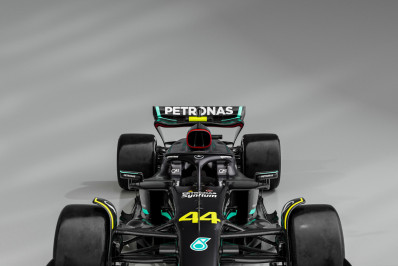 Fórmula 1: Mercedes volta a utilizar carro preto para 'perder peso'