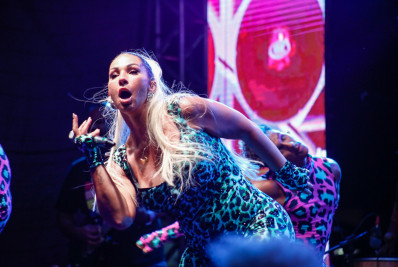 Valesca Popozuda anima o público com os ensaios de seu bloco