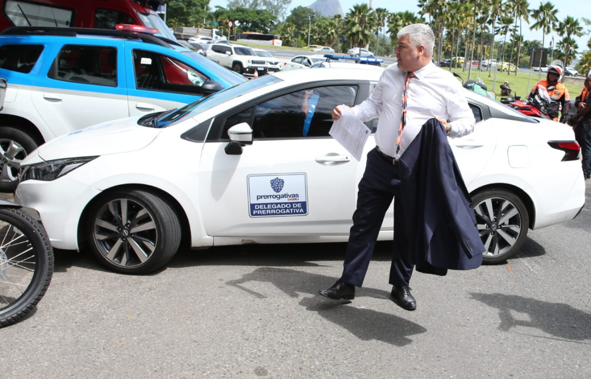 Equipes do Esquadrão Antibombas, da Polícia Civil, além de PMs e militares do Corpo de Bombeiros atuaram em cerco ao prédio da sede da OAB - Cléber Mendes/Agência O Dia