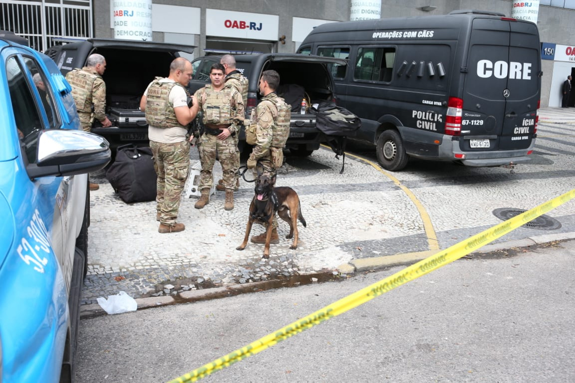 Equipes do Esquadrão Antibombas, da Polícia Civil, além de PMs e militares do Corpo de Bombeiros atuaram em cerco ao prédio da sede da OAB - Cléber Mendes/Agência O Dia