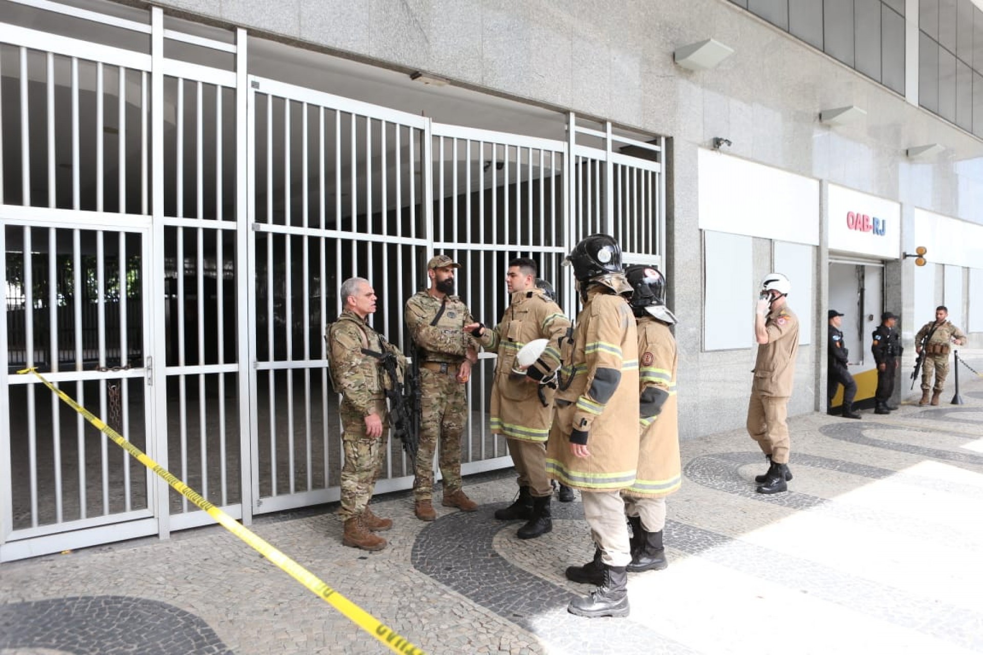 Equipes do Esquadrão Antibombas, da Polícia Civil, além de PMs e militares do Corpo de Bombeiros atuaram em cerco ao prédio da sede da OAB - Cléber Mendes/Agência O Dia