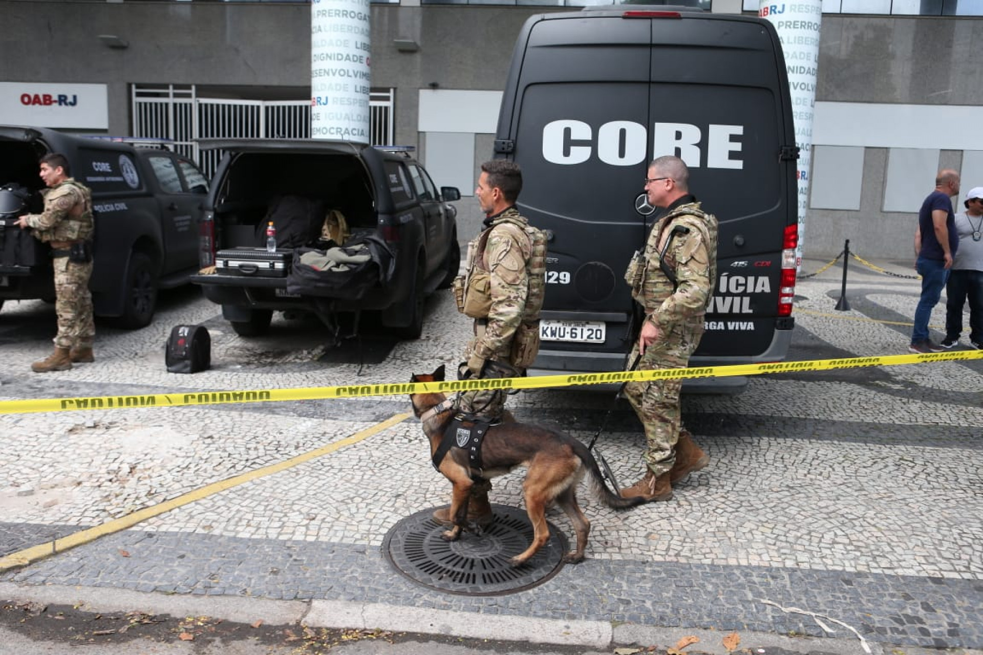 Equipes do Esquadrão Antibombas, da Polícia Civil, além de PMs e militares do Corpo de Bombeiros atuaram em cerco ao prédio da sede da OAB - Cléber Mendes/Agência O Dia