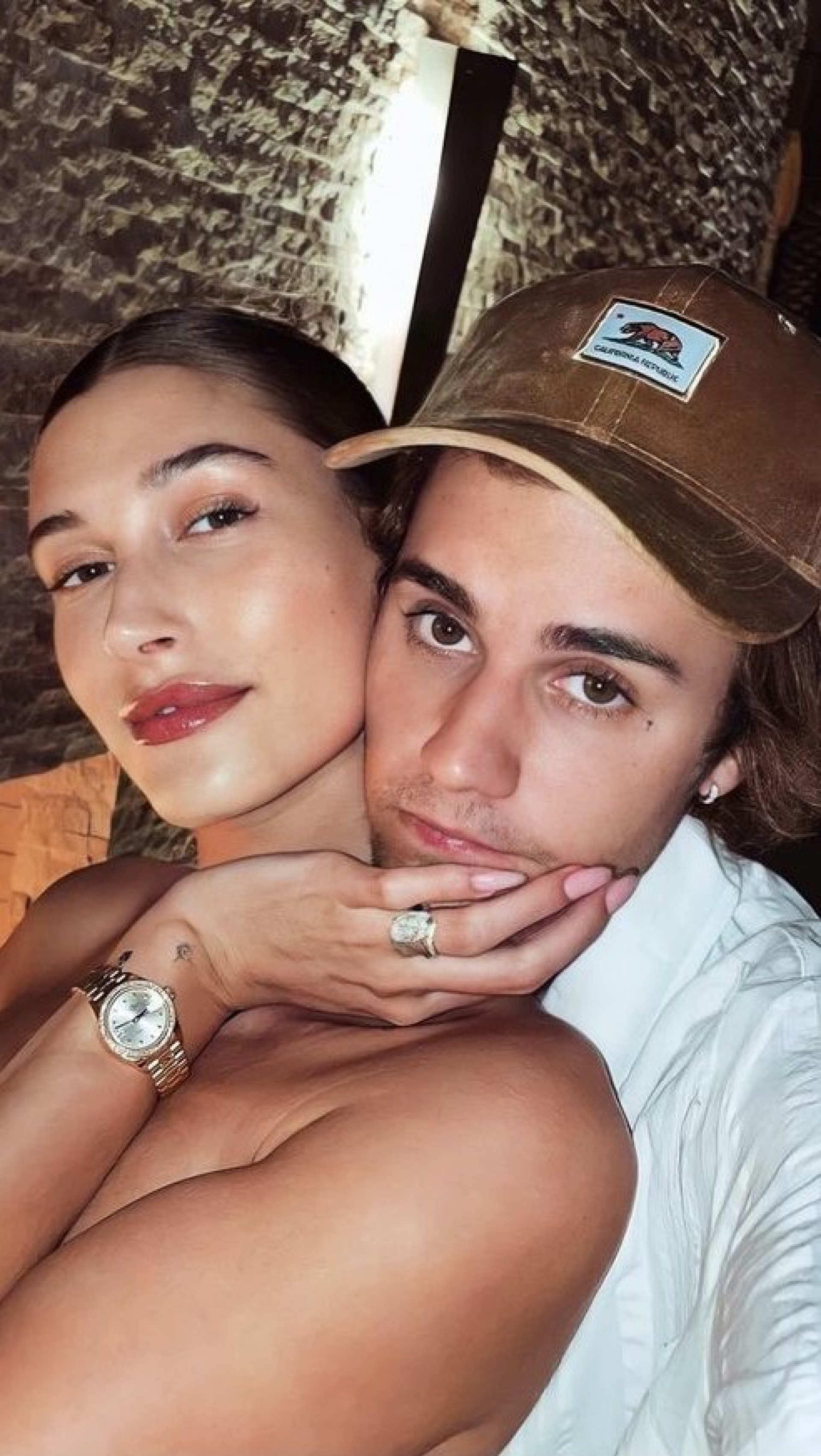 Em entrevista &agrave; Elle, Hailey disse que Justin estava "em um est&aacute;gio de sua vida em que poderia tomar decis&otilde;es como: 'Estou farto das garotas, estou farto de brincar e estou farto de festas" - Reprodu&ccedil;&atilde;o Internet