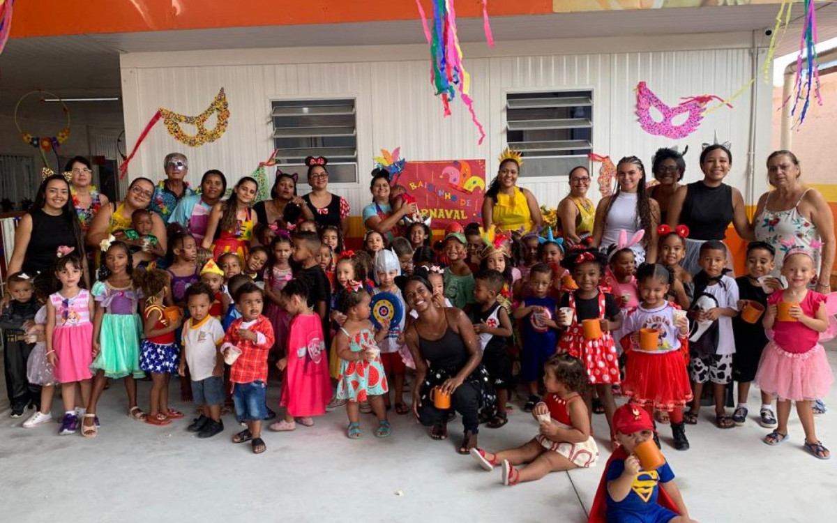 As crian&ccedil;as da tarde, junta com os funcion&aacute;rios, se divertiram no bailinho de carnaval da F&aacute;tima Nunes
