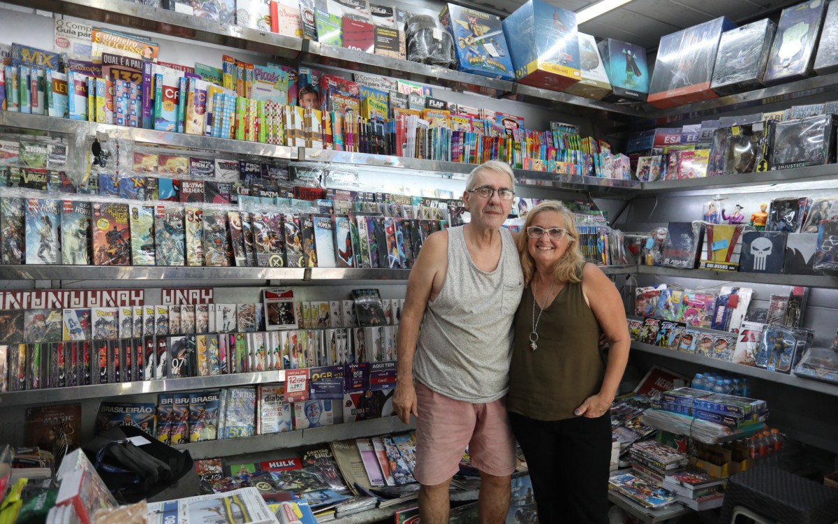 PAUTA ESPECIAL - Como as bancas de jornais sobrevivem nos dias atuais. Na foto, Nilsa e o marido Bernardo, na banca de jornal, na Av Rio Branco.