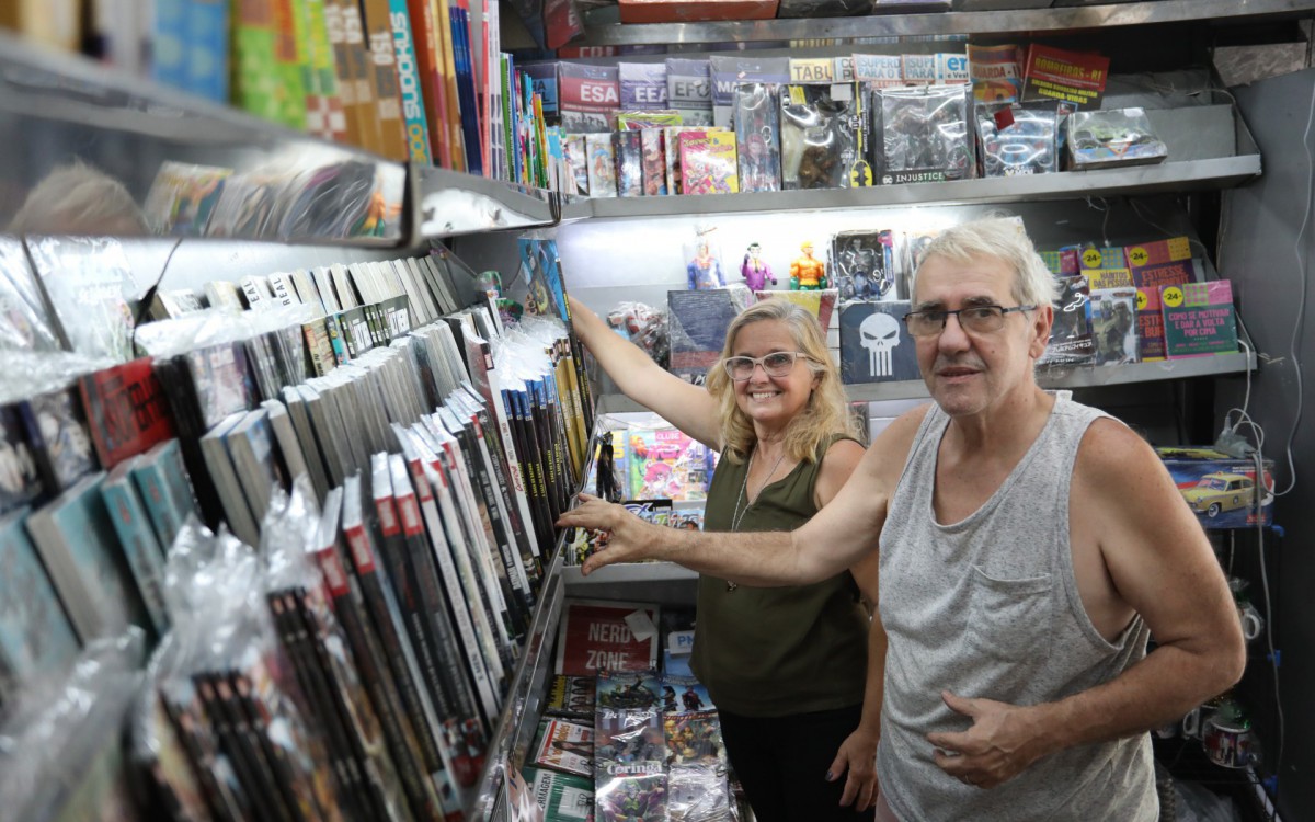 PAUTA ESPECIAL - Como as bancas de jornais sobrevivem nos dias atuais. Na foto, Nilsa e o marido Bernardo, na banca de jornal, na Av Rio Branco.  - Pedro Ivo/ Agência O Dia