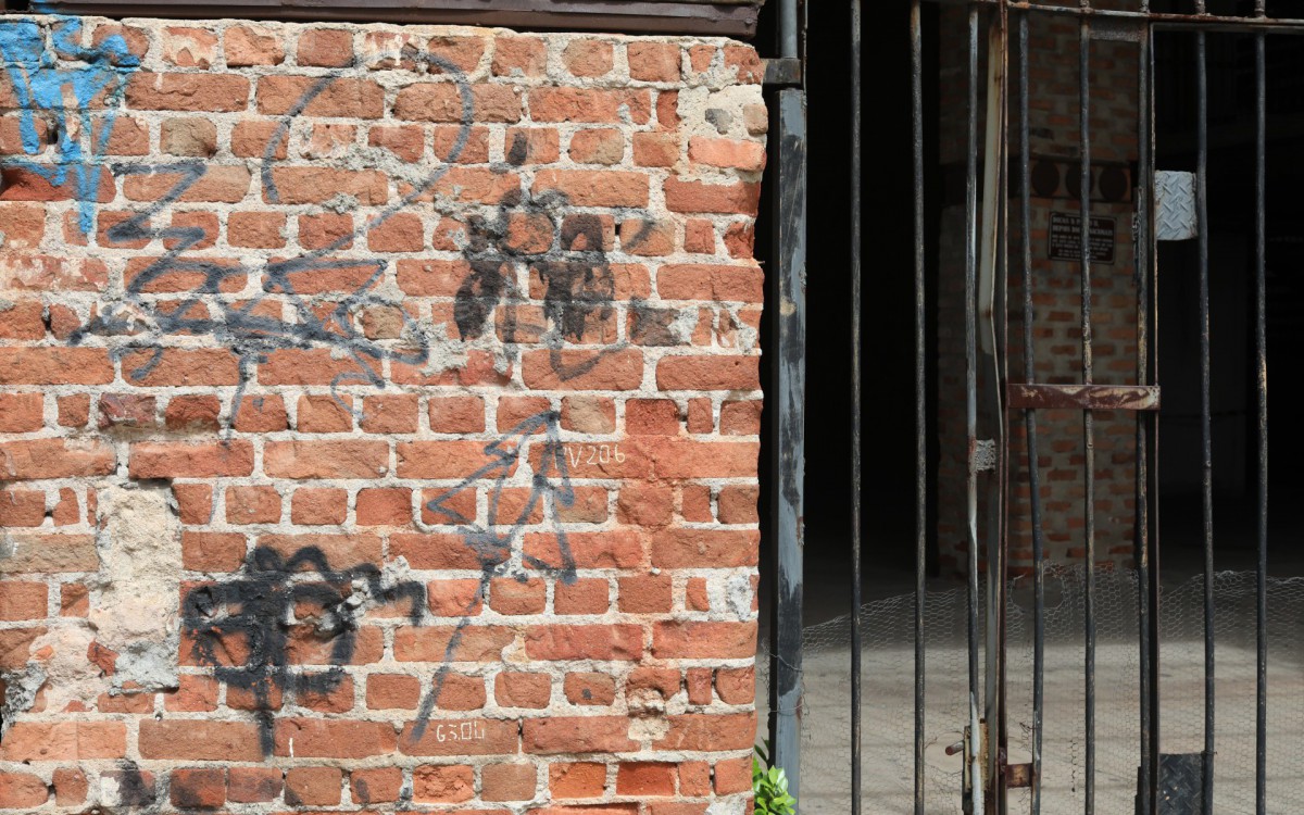 Galpão Docas Pedro II: pichações na fachada