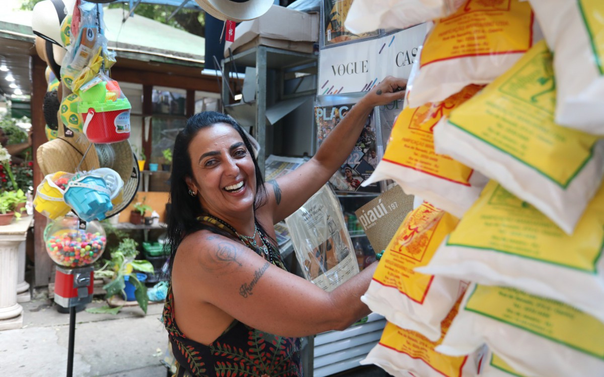 PAUTA ESPECIAL - Como as bancas de jornais sobrevivem nos dias atuais. Na foto: Carla, jornaleira da banca de jornal na Rua Paula Freitas esquina com Nossa senhora de Copacabana.