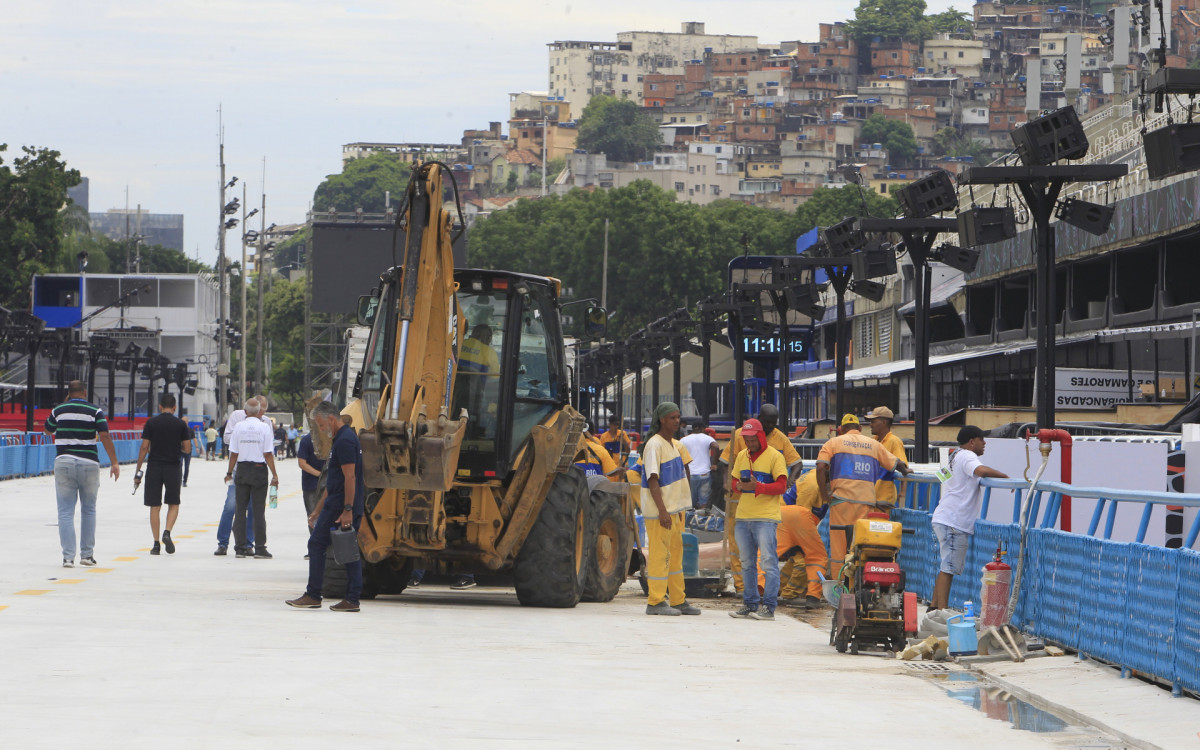 Movimentação na Marquês de Sapucaí nesta quinta-feira(16). Foto: Reginaldo Pimenta/Agência O Dia - Reginaldo Pimenta / Agencia O Dia