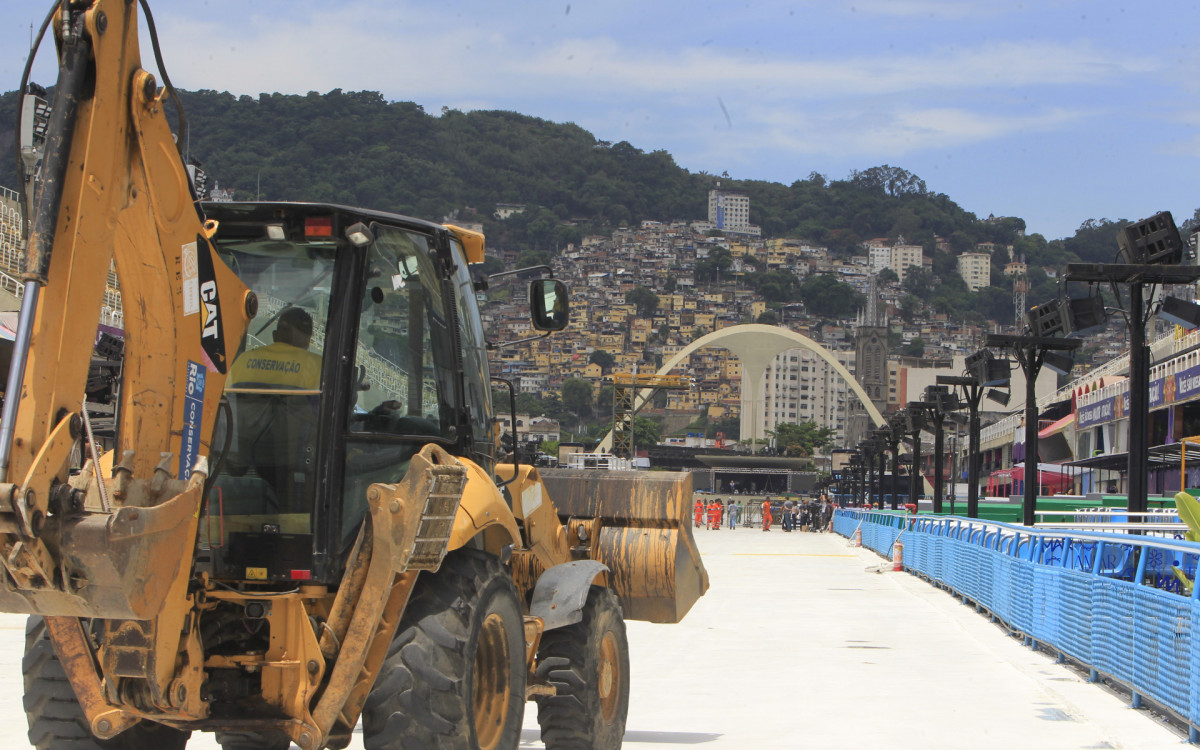 Movimentação na Marquês de Sapucaí nesta quinta-feira(16). Foto: Reginaldo Pimenta/Agência O Dia - Reginaldo Pimenta / Agencia O Dia
