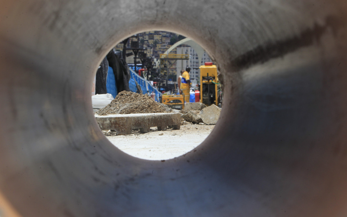Movimentação na Marquês de Sapucaí nesta quinta-feira(16). Foto: Reginaldo Pimenta/Agência O Dia - Reginaldo Pimenta/Agência O Dia