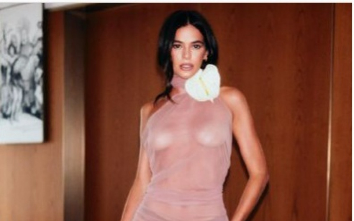 Bruna Marquezine arrasa ao posar com vestido transparente