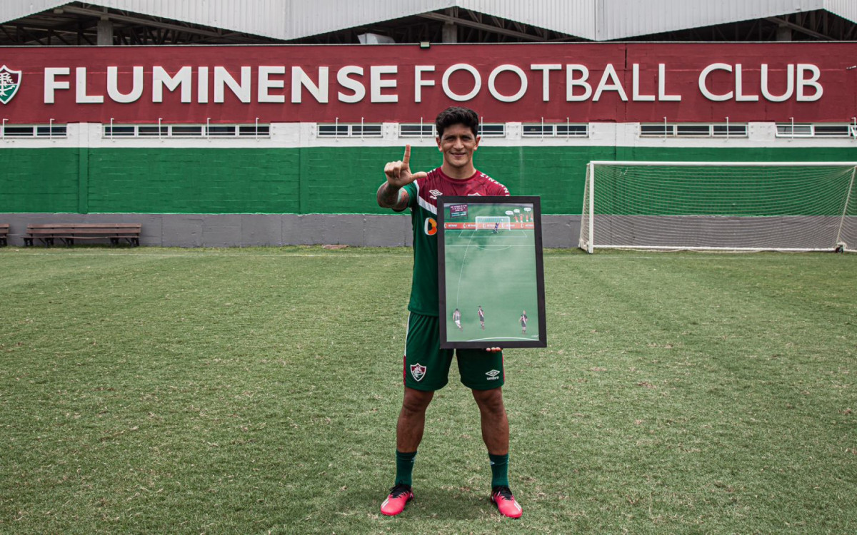 Germán Cano ganhou um quadro em homenagem ao golaço marcado pelo Fluminense contra o Vasco - Marcelo Gonçalves/Fluminense