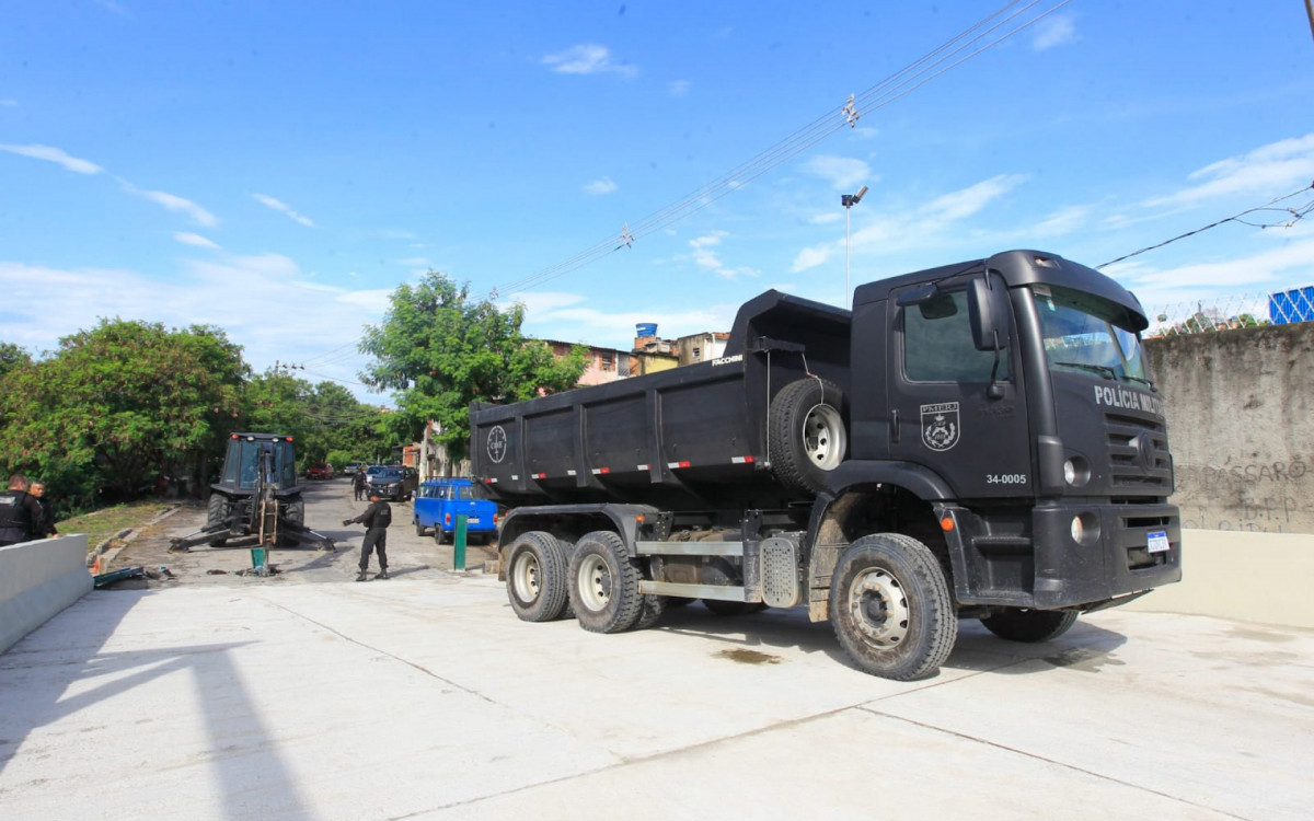 Policiais militares apreenderam ve&iacute;culos e realizam a retirada de barricadas durante opera&ccedil;&atilde;o na Cidade Alta - Reginaldo Pimenta/Ag&ecirc;ncia O DIA