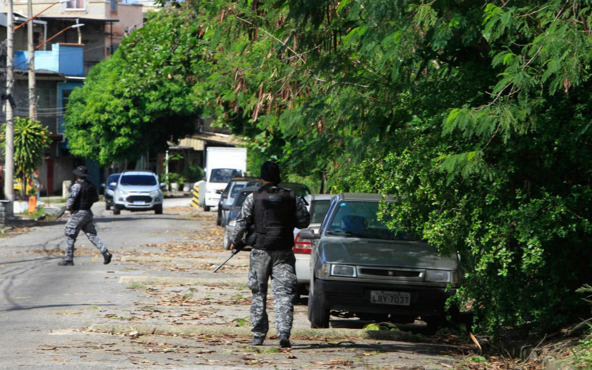 Policiais militares apreenderam veículos e realizam a retirada de barricadas durante operação na Cidade Alta - Reginaldo Pimenta/Agência O DIA