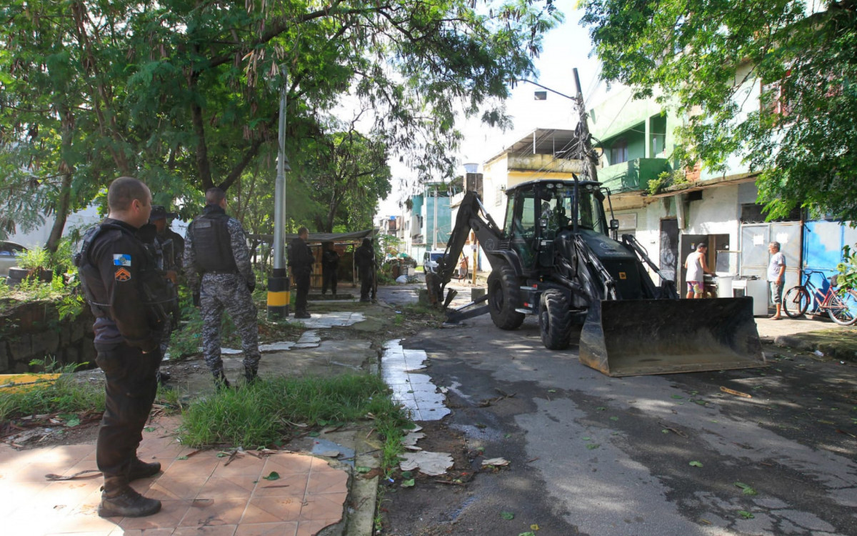 Policiais militares apreenderam veÃ­culos e realizam a retirada de barricadas durante operaÃ§Ã£o na Cidade Alta - Reginaldo Pimenta/AgÃªncia O DIA