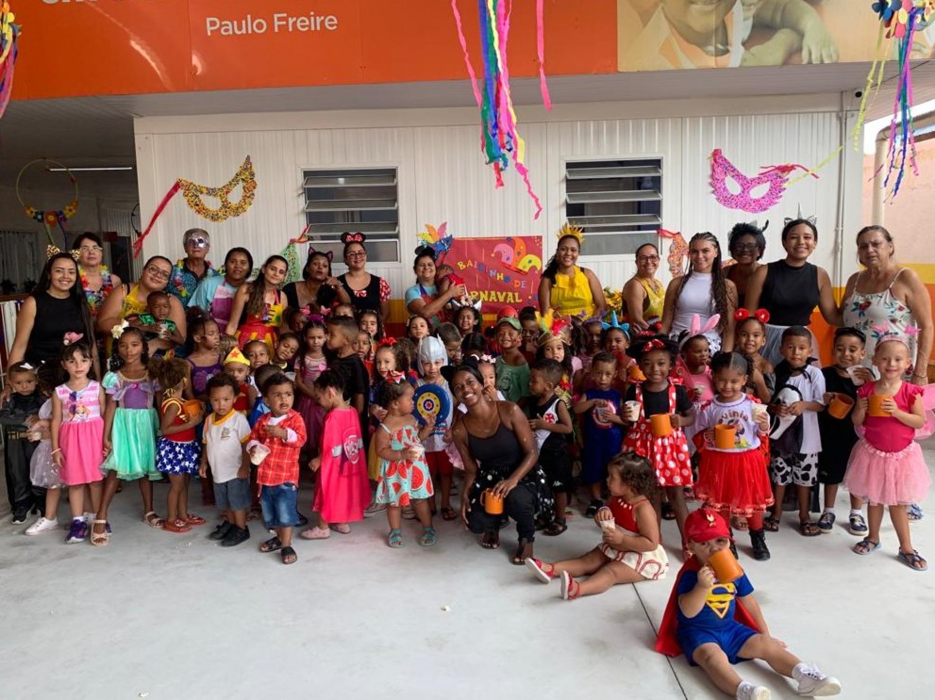 As crian&ccedil;as da tarde, junta com os funcion&aacute;rios, se divertiram no bailinho de carnaval da F&aacute;tima Nunes - Divulga&ccedil;&atilde;o