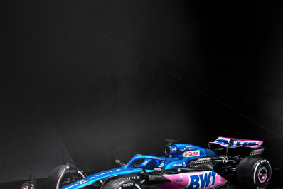 Com duas opções de pintura, Alpine apresenta carro para a temporada