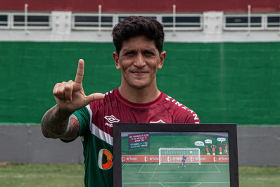Cano recebe quadro por golaço pelo Fluminense: 'Guardar no museu do Lorenzo'