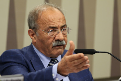 Senador flagrado com dinheiro na cueca vai presidir comissão de crise Yanomami