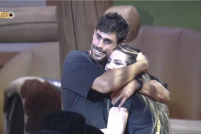 Festa do líder é marcada por momento romântico de Amanda e Sapato