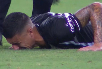 Zagueiro do Botafogo tem mal-estar, cai sozinho e deixa clássico com o Vasco de ambulância