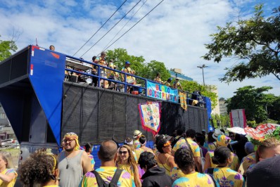 Bloco Loucos Pela Vida da Secretaria de Saúde reúne foliões no Centro