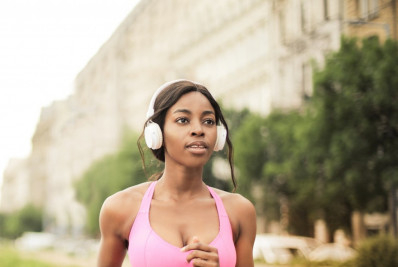 Quem pratica corrida de rua pode usar prótese mamária? Explica o especialista Adriano Batistuta