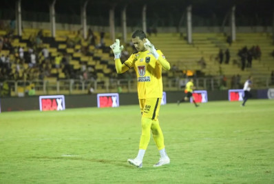 ‘Tentei enganar que iria na cruzada’, diz primeiro goleiro a pegar pênalti de Gabigol no Flamengo