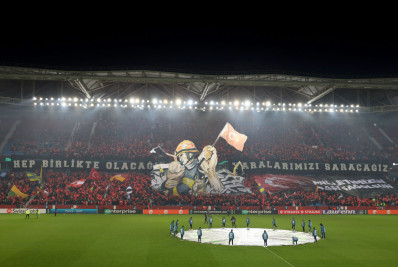 Na Turquia, torcida do Trabzonspor faz mosaico em homenagem às equipes de resgate e às vítimas do terremoto