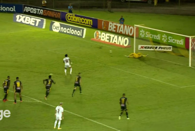 Vinícius Dias, do Volta Redonda, é o primeiro goleiro a defender um pênalti batido por Gabigol no Flamengo