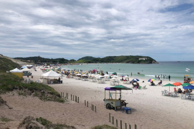 CALMARIA/ Com dia nublado, na Praia do Forte, em Cabo Frio, nesta quinta (16) 