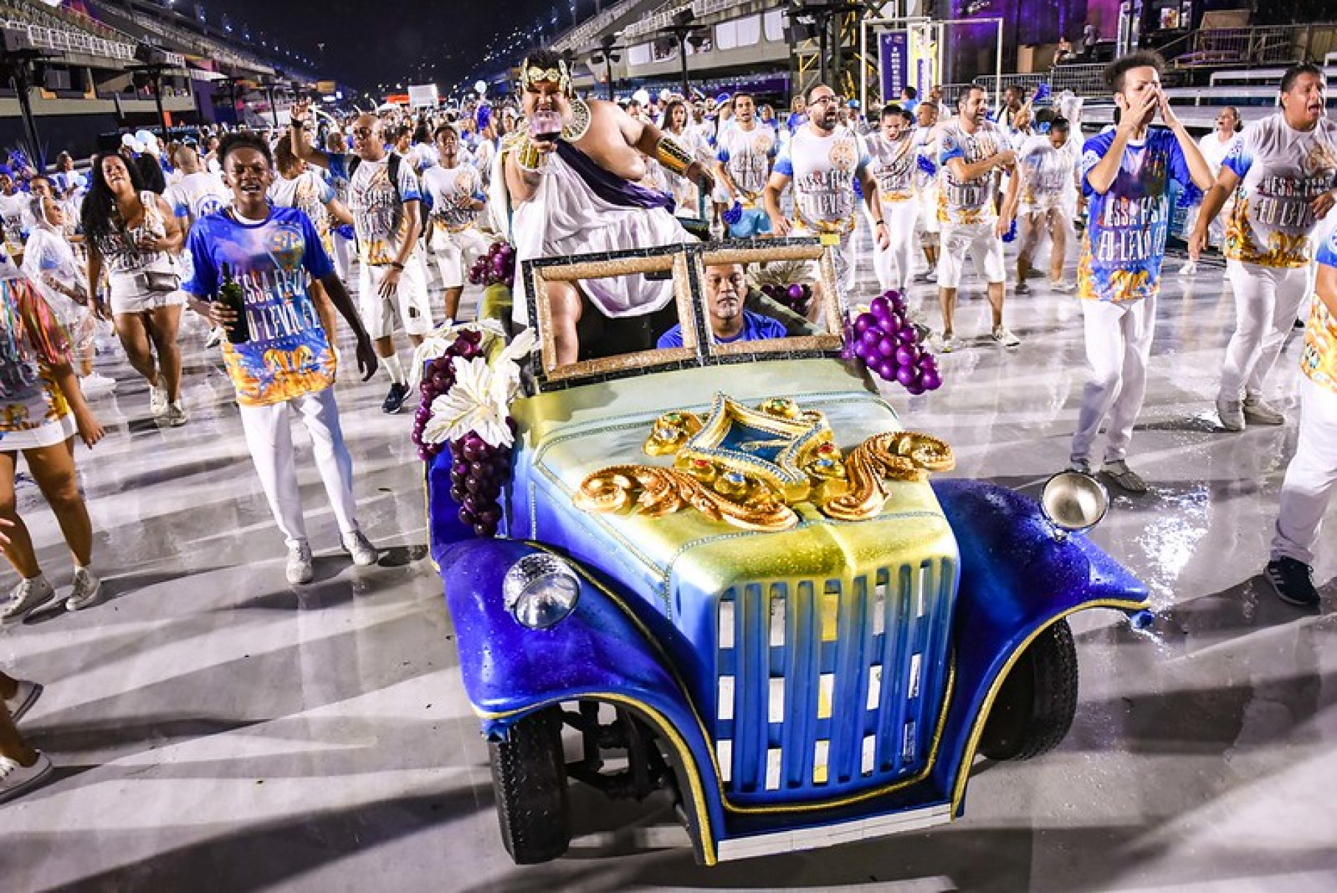 Homenagem ao deus Baco, o deus da uva e da alegria - Diego Mendes/Vila Isabel