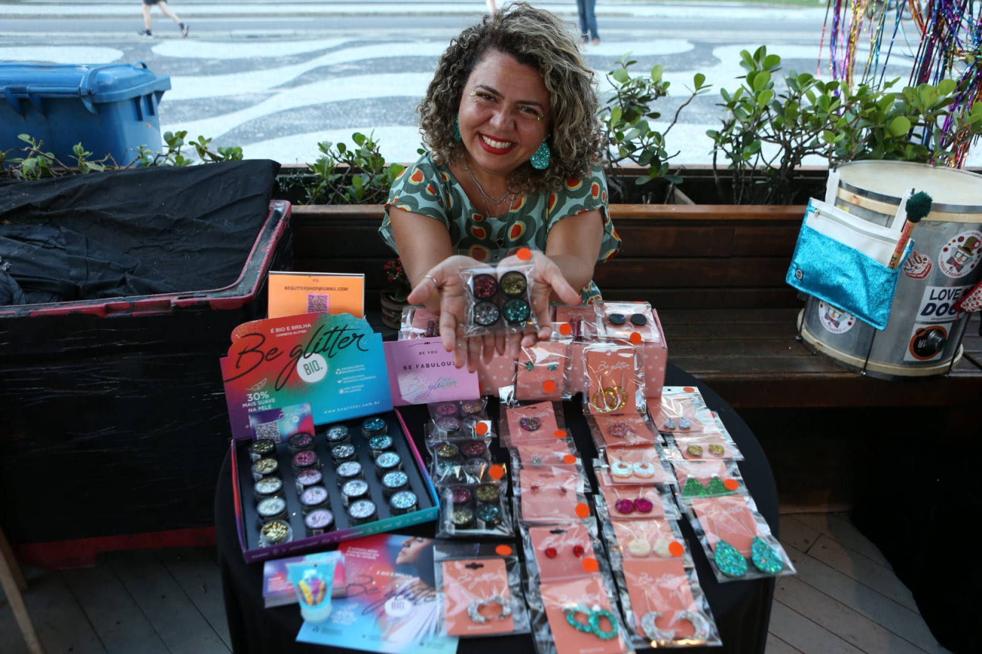 Paula Barreto, criadora da Be Glitter, faz um trabalho de conscientização também nos blocos - Cléber Mendes / Agência O DIA