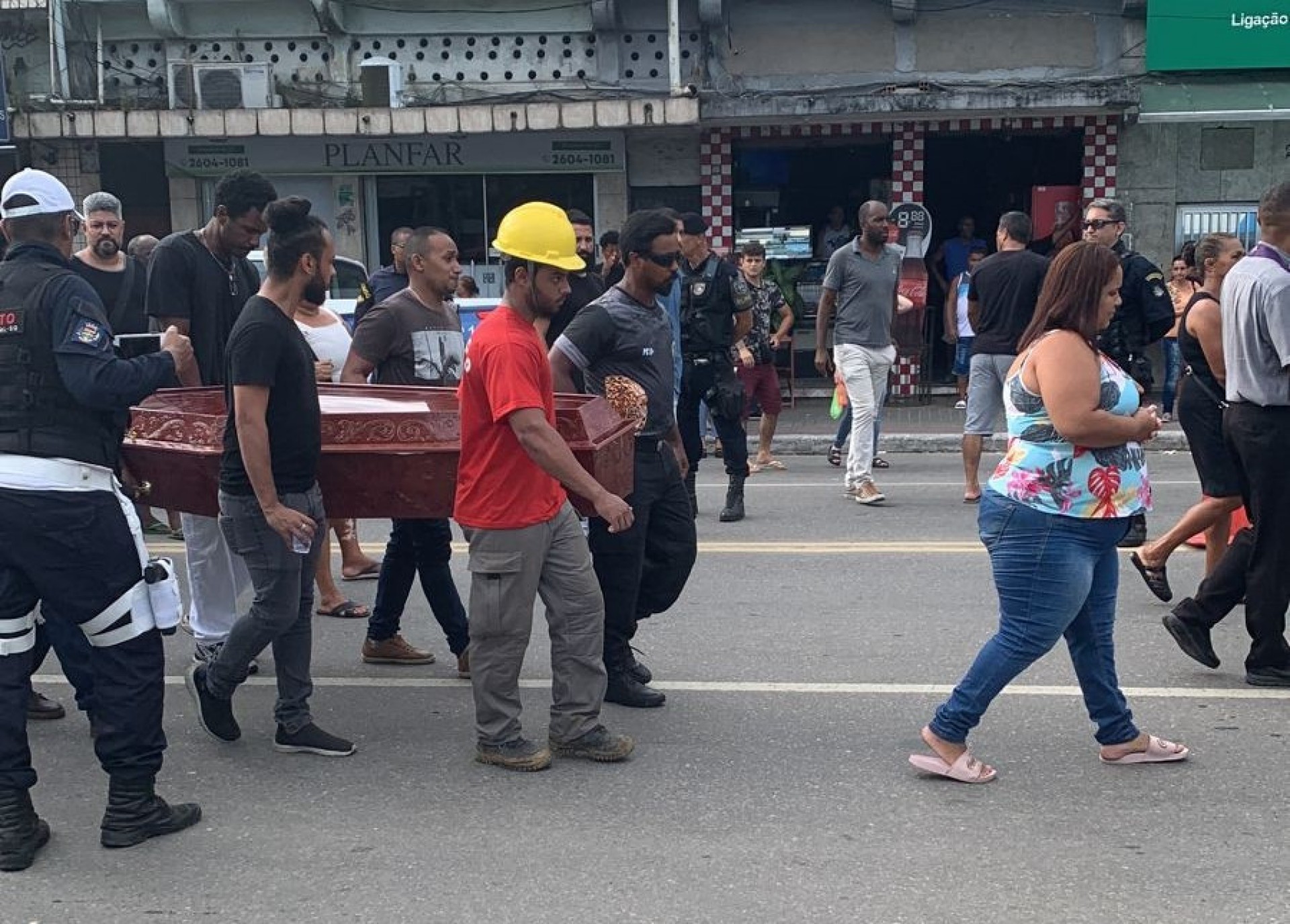 Família que morreu em um desabamento no bairro Engenho Pequeno foram sepultados no Cemitério Municipal de São Gonçalo - Tatiane Siqueira / Agência O Dia
