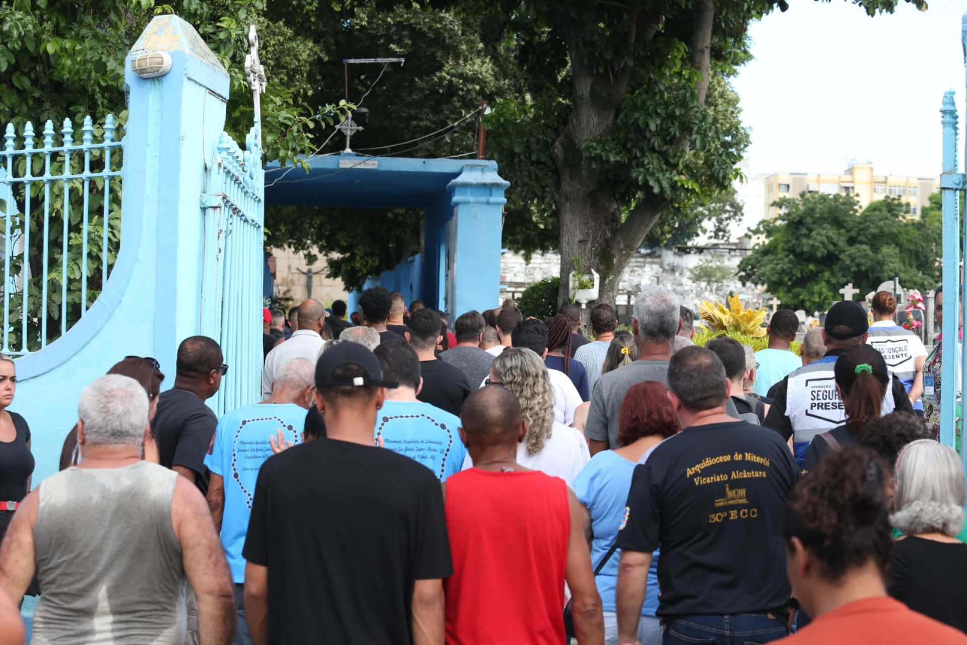 Os corpos da família morta em um desabamento em São Gonçalo foram sepultados com a presença de bombeiros que realizaram as buscas pelos escombros - Cléber Mendes / Agência O Dia