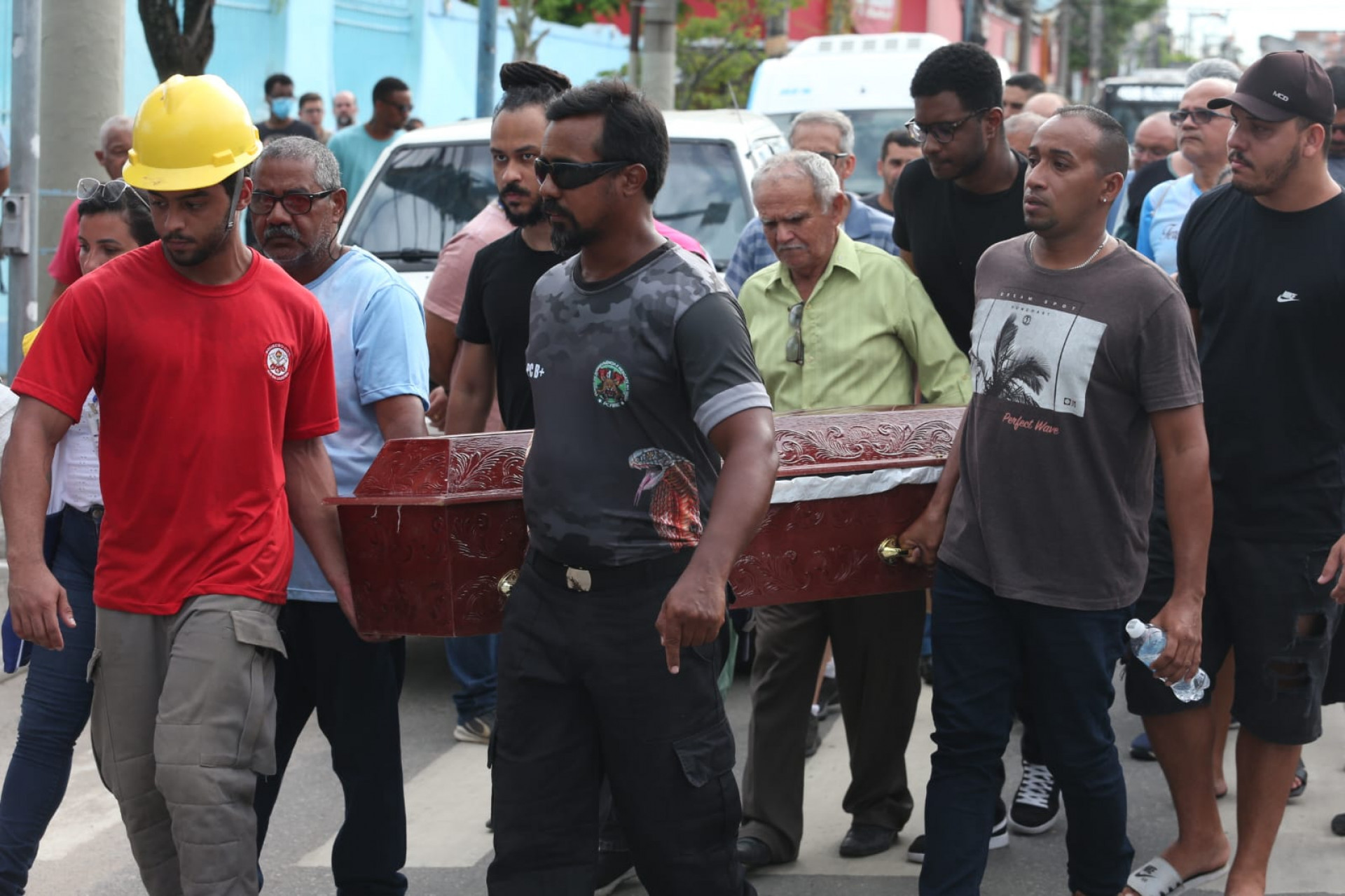 Os corpos da família morta em um desabamento em São Gonçalo foram sepultados com a presença de bombeiros que realizaram as buscas pelos escombros - Cléber Mendes / Agência O Dia