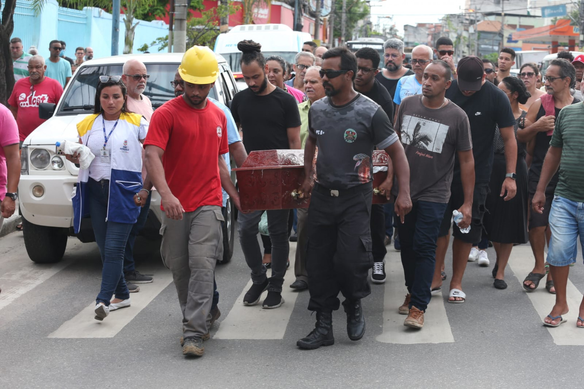 Os corpos da família morta em um desabamento em São Gonçalo foram sepultados com a presença de bombeiros que realizaram as buscas pelos escombros - Cléber Mendes / Agência O Dia
