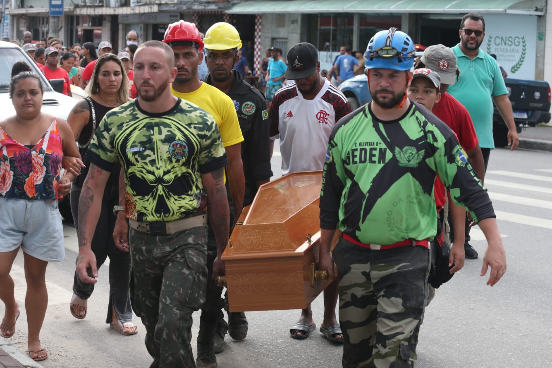 Os corpos da família morta em um desabamento em São Gonçalo foram sepultados com a presença de bombeiros que realizaram as buscas pelos escombros - Cléber Mendes / Agência O Dia
