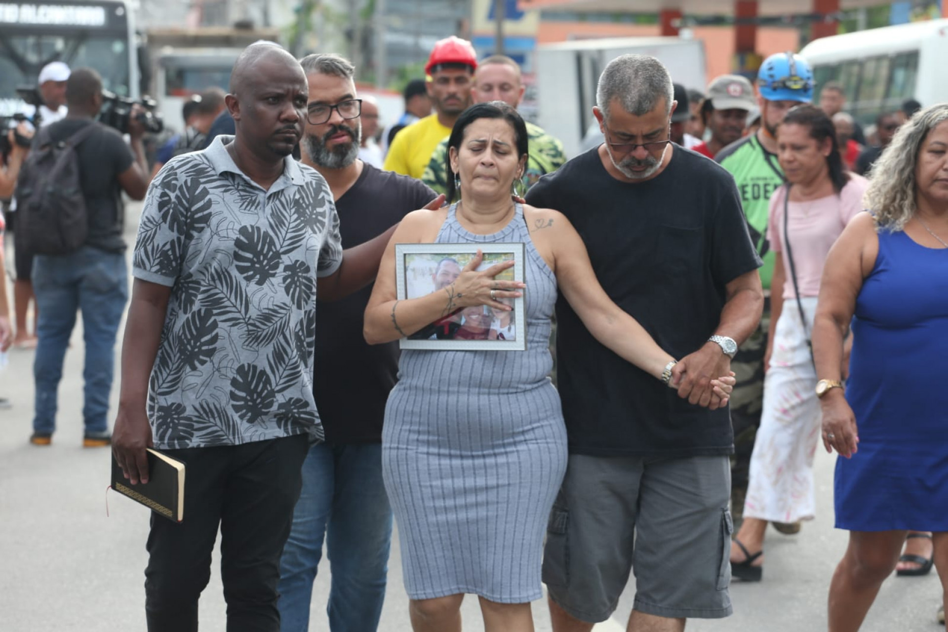 Os corpos da família morta em um desabamento em São Gonçalo foram sepultados com a presença de bombeiros que realizaram as buscas pelos escombros - Cléber Mendes / Agência O Dia