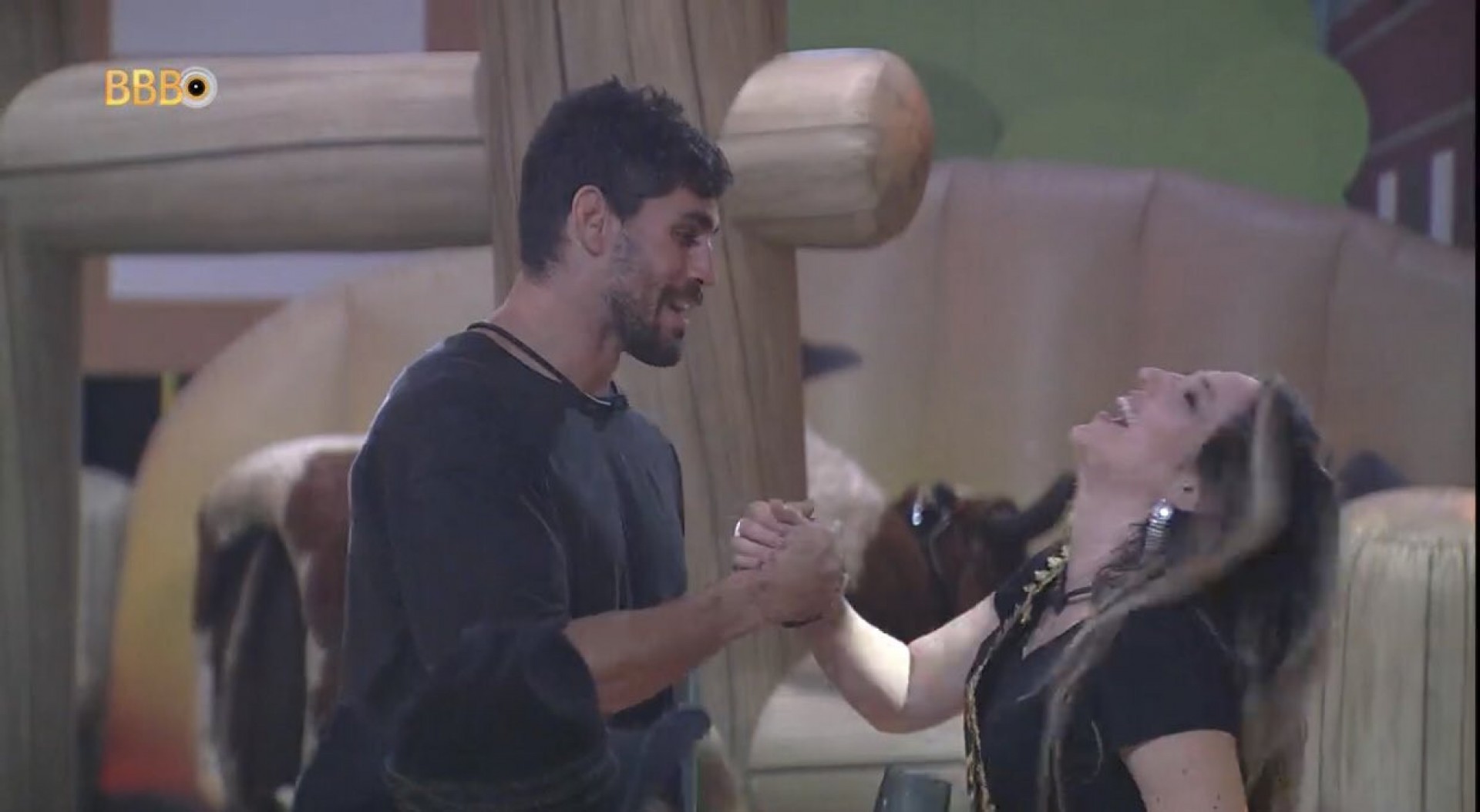 Amanda e Cara de Sapato têm momento romântico cantando 'Adoro Amar Você' na festa do líder - Reprodução