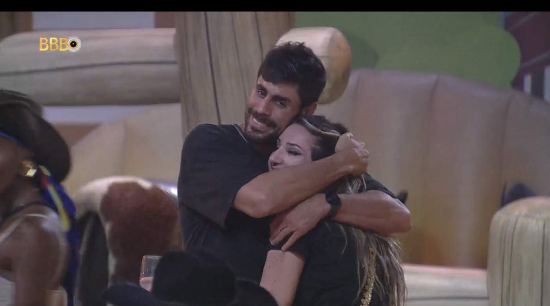 Amanda e Cara de Sapato têm momento romântico cantando 'Adoro Amar Você' na festa do líder - Reprodução